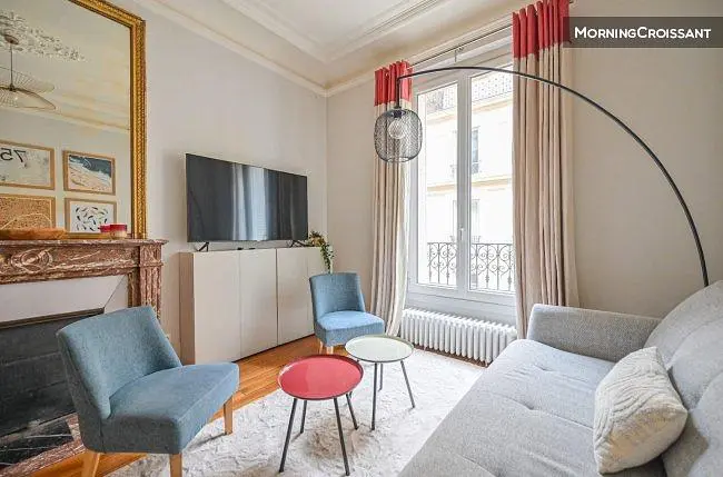 Oturma odası; doğal ışık, modern stil, şömine