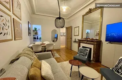 Oturma odası; şömine, ahşap zemin, doğal ışık, modern stil