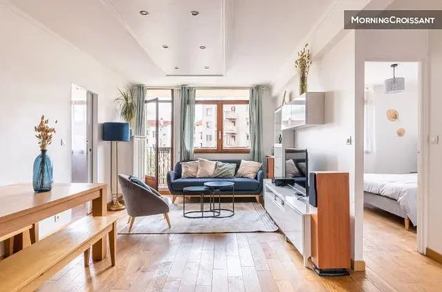 Wohnzimmer; tageslicht, holzboden, moderner stil