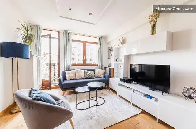 Wohnzimmer; tageslicht, moderner stil, holzboden