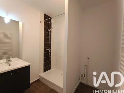 Banyo; fayans zemin, doğal ışık, tadilatlı
