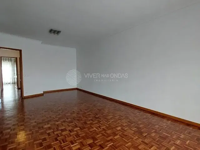 Salón; suelo de madera, luz natural