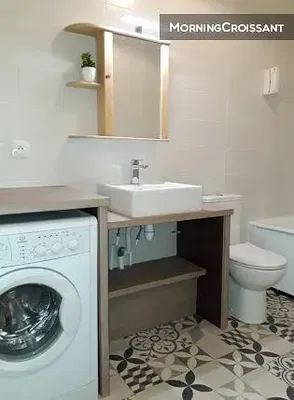 Toilettes; carrelage, lumière naturelle