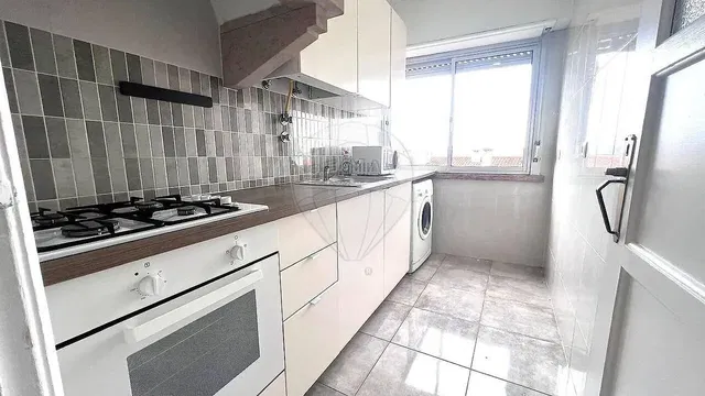 Keuken; keukenapparatuur, tegelvloer, natuurlijk licht