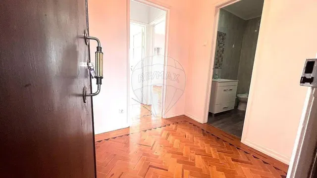 Garderobe; houten vloer, natuurlijk licht