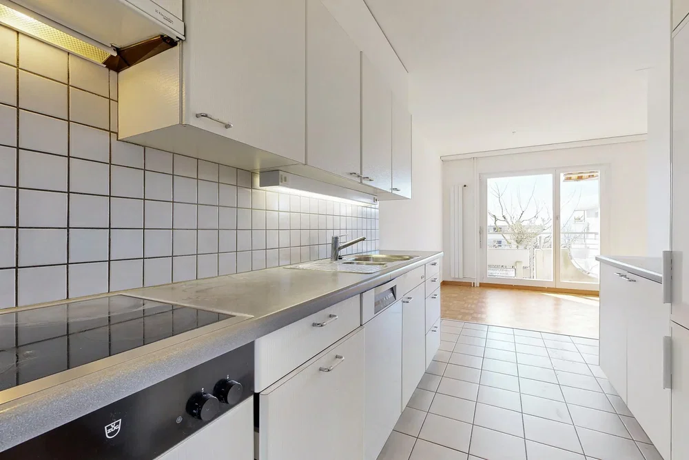 Küche; küchengeräte, fliesenboden, tageslicht, moderner stil