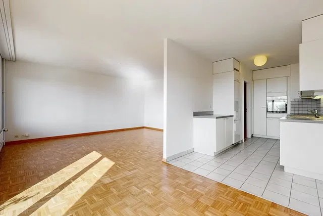 مطبخ; ضوء طبيعي, أرضية خشبية, أرضية من البلاط