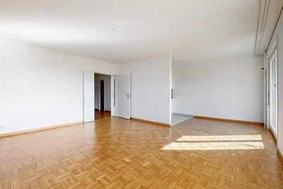 Wohnzimmer; holzboden, tageslicht