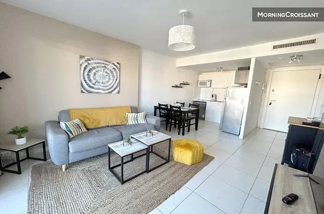 Obývací pokoj; moderní styl, přirozené světlo, dlažba