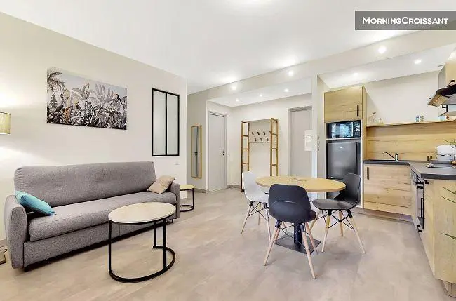 Oturma odası; mutfak aletleri, doğal ışık, modern stil, ahşap zemin