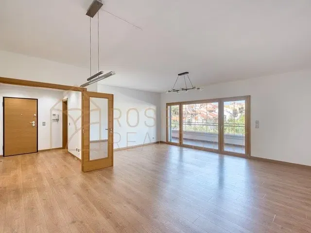 Wohnzimmer; holzboden, tageslicht, moderner stil