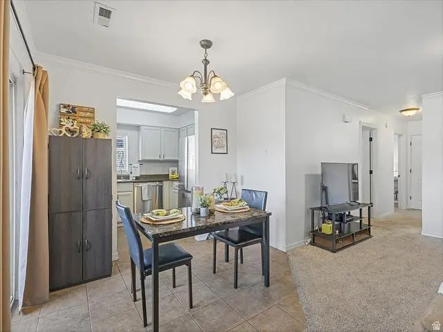 Jadalnia; podłoga z płytek, światło dzienne