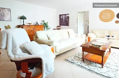 Salón; luz natural, estilo moderno