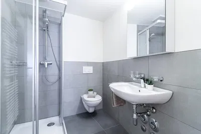 Badezimmer; fliesenboden, tageslicht