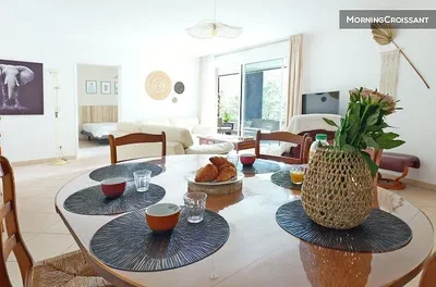 Comedor; luz natural, estilo moderno