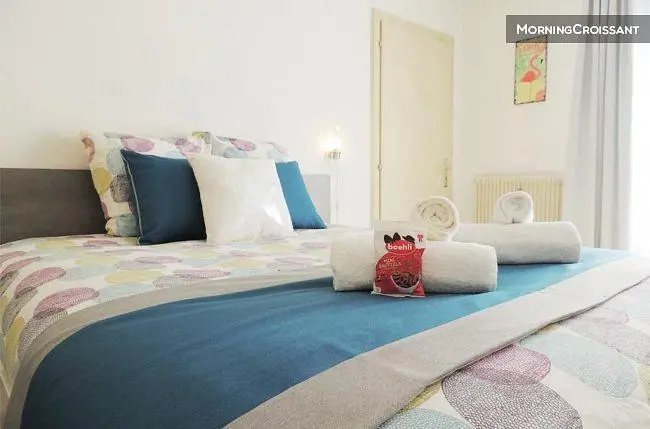 Spavaća soba; moderni stil, prirodno svjetlo