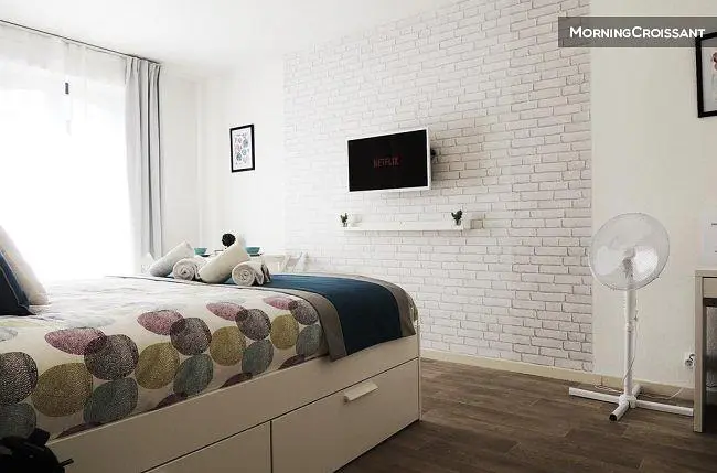 Spavaća soba; prirodno svjetlo, moderni stil