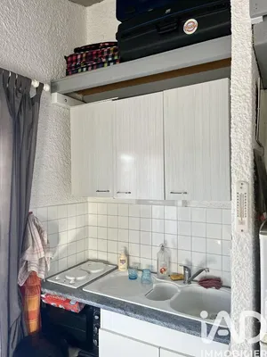 Mutfak; fayans zemin, tadilat gerekiyor