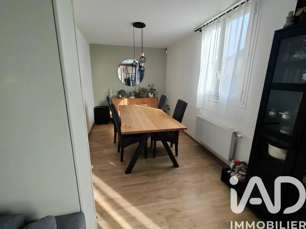 Obývací pokoj; dřevěná podlaha, přirozené světlo, moderní styl