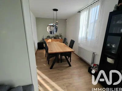 Obývací pokoj; dřevěná podlaha, přirozené světlo, moderní styl