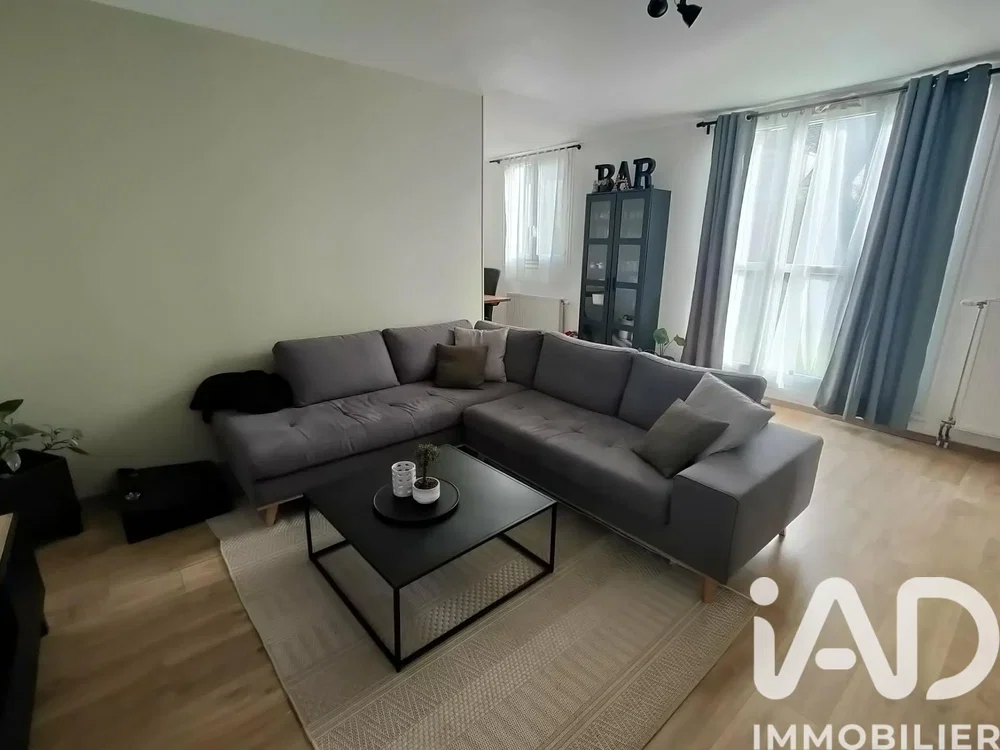 Obývací pokoj; dřevěná podlaha, přirozené světlo, moderní styl