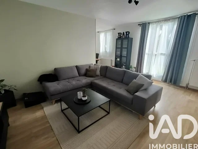 Salón; suelo de madera, luz natural, estilo moderno