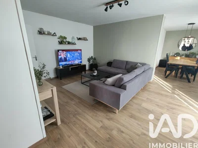 Obývací pokoj; přirozené světlo, moderní styl, dřevěná podlaha