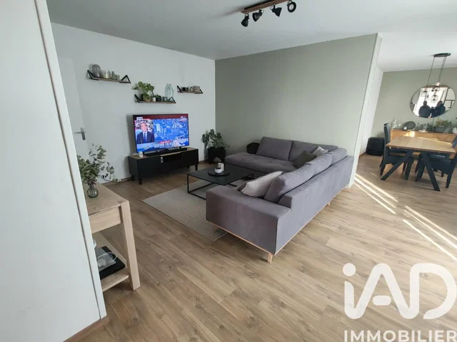 Salón; luz natural, estilo moderno, suelo de madera