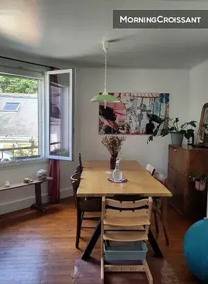 Yemek odası; ahşap zemin, doğal ışık, modern stil