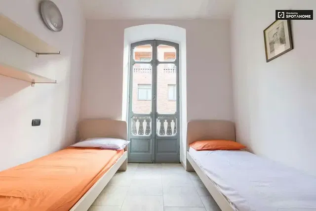 Çocuk odası; fayans zemin, doğal ışık, manzara