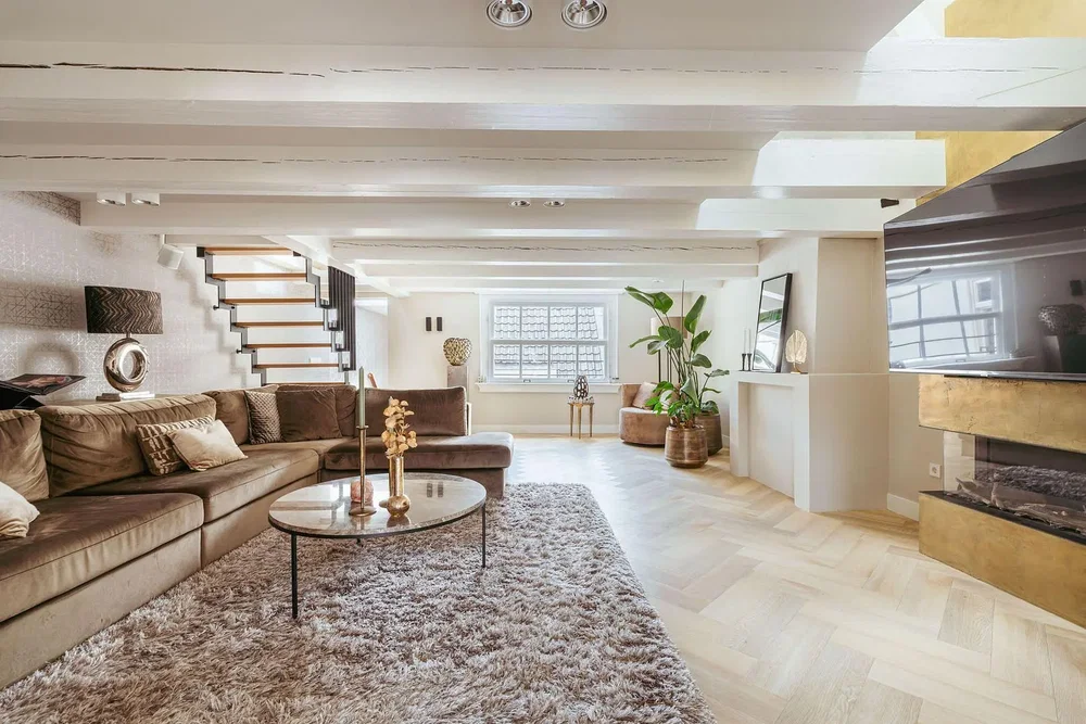 Living room; wood beams, fireplace, natural light, modern style