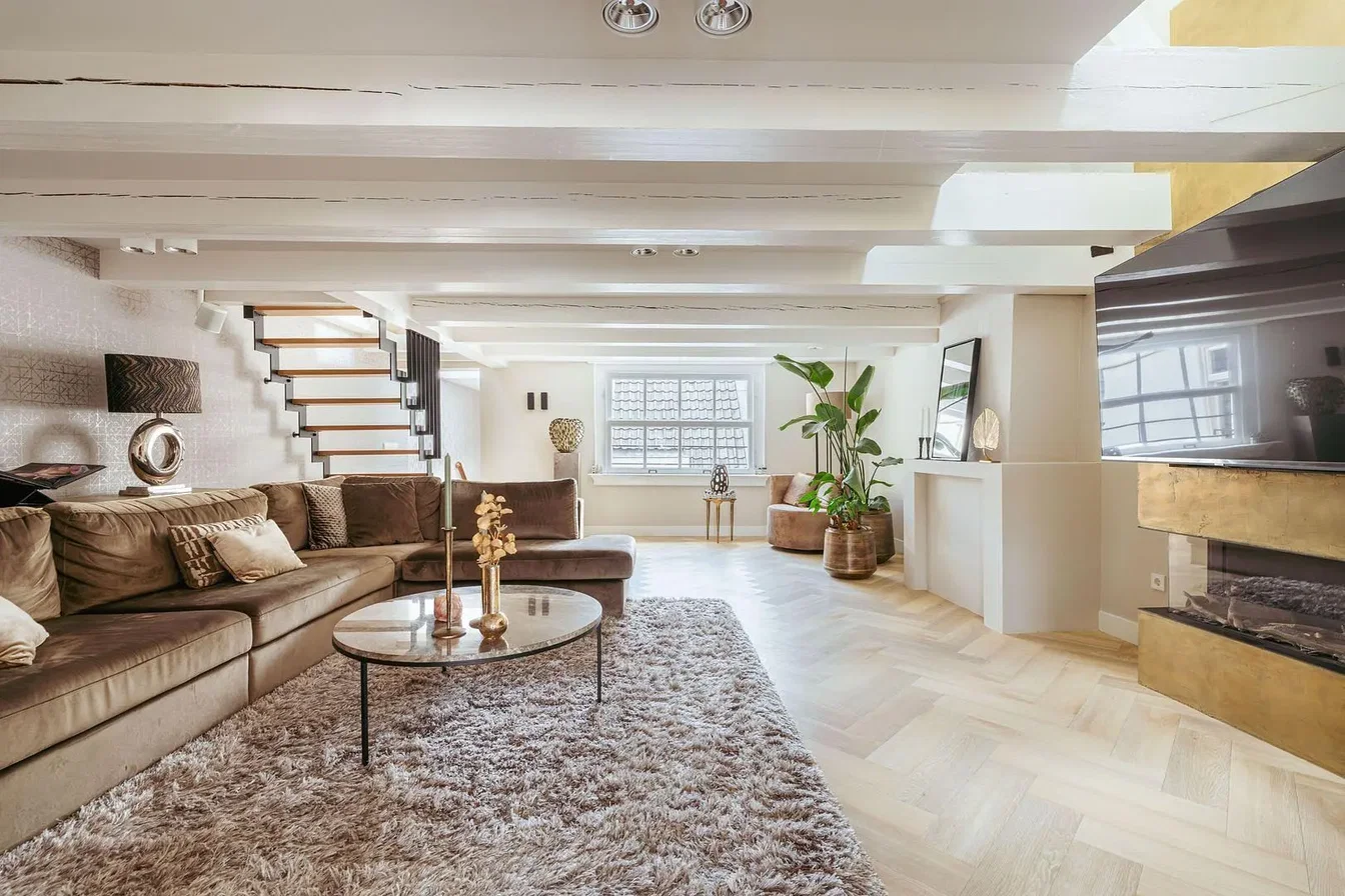 Living room; wood beams, fireplace, natural light, modern style