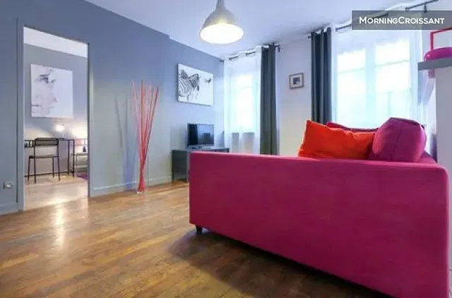 Living room; natural light, wood floor, modern style