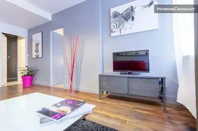 Wohnzimmer; holzboden, tageslicht, moderner stil