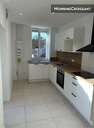 مطبخ; أجهزة المطبخ, أرضية من البلاط, ضوء طبيعي