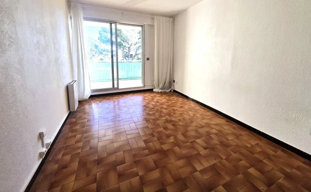 Salon; podłoga z płytek, światło dzienne, widok