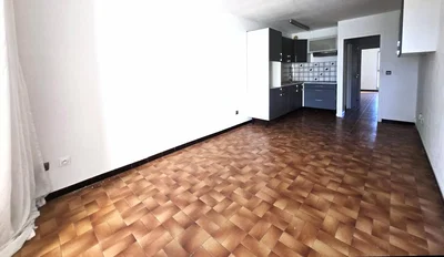 Salon; podłoga z płytek