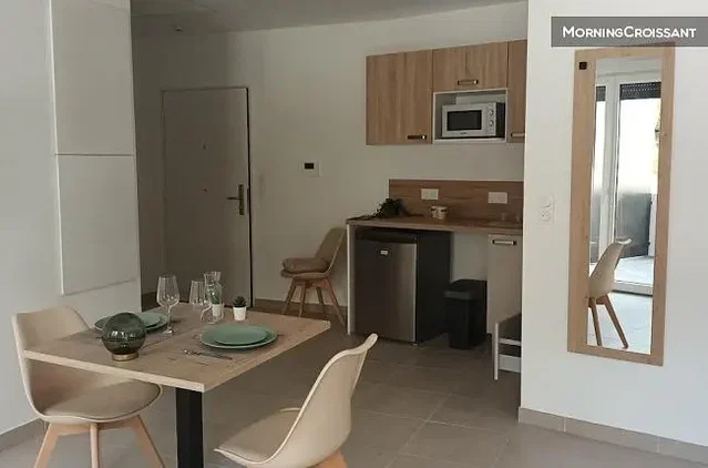 Cuisine; électroménager, carrelage, lumière naturelle