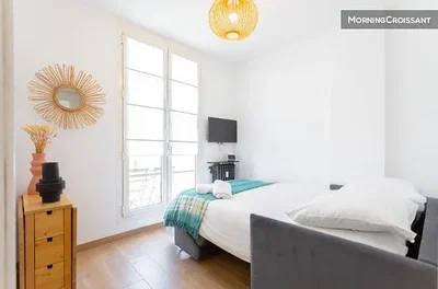 Yatak odası; doğal ışık, modern stil