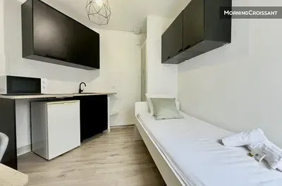 Yatak odası; mutfak aletleri, ahşap zemin, doğal ışık, modern stil