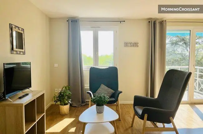 Obývací pokoj; přirozené světlo, dřevěná podlaha, moderní styl, výhled