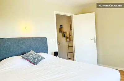 Ložnice; přirozené světlo, moderní styl