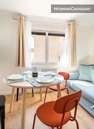 Sala da pranzo; luce naturale, stile moderno