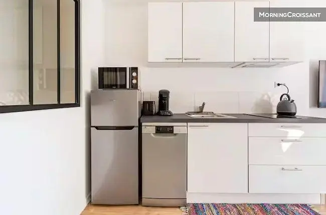 Cucina; elettrodomestici, luce naturale, stile moderno