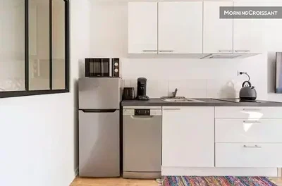 Cucina; elettrodomestici, luce naturale, stile moderno