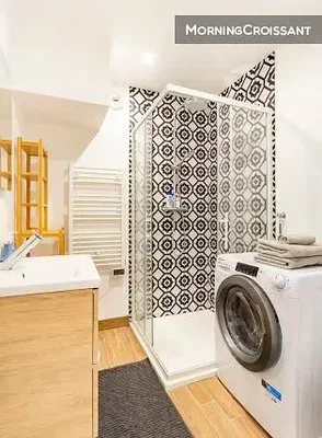 Bagno; pavimento in piastrelle, ristrutturato, luce naturale, stile moderno
