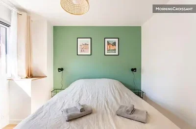 Camera da letto; luce naturale, stile moderno
