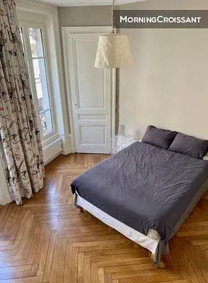 Spavaća soba; drveni pod, prirodno svjetlo