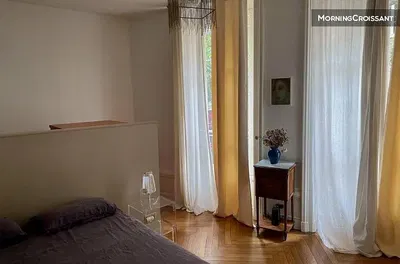 Spavaća soba; drveni pod, prirodno svjetlo