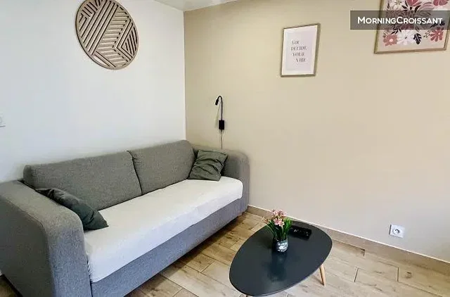 Living room; modern style, natural light, wood floor